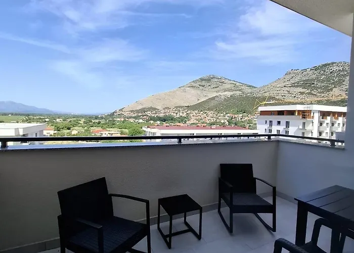 Penthouse Ika تريبينيي